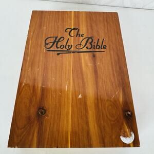 Holy Bible Memorial Edition Concordance KJV in‎ Wooden Cedar Box